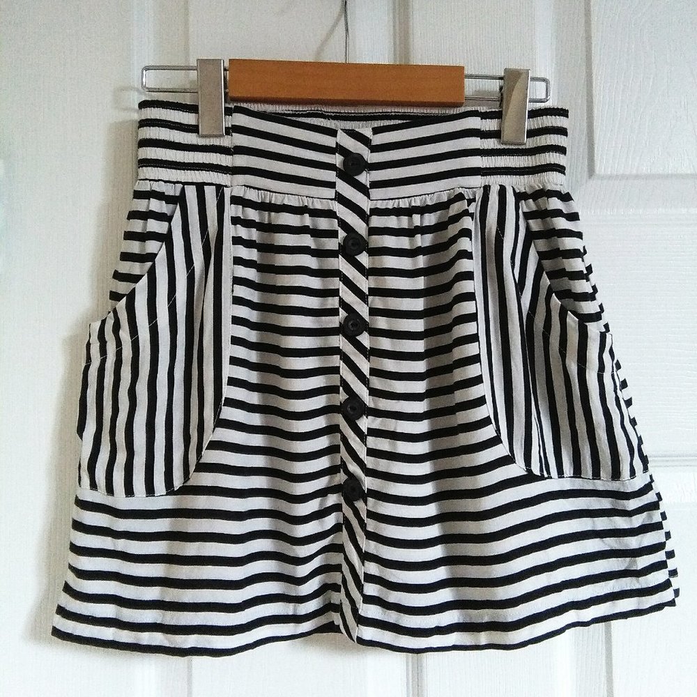 F21 Black and White Striped Skirt pockets